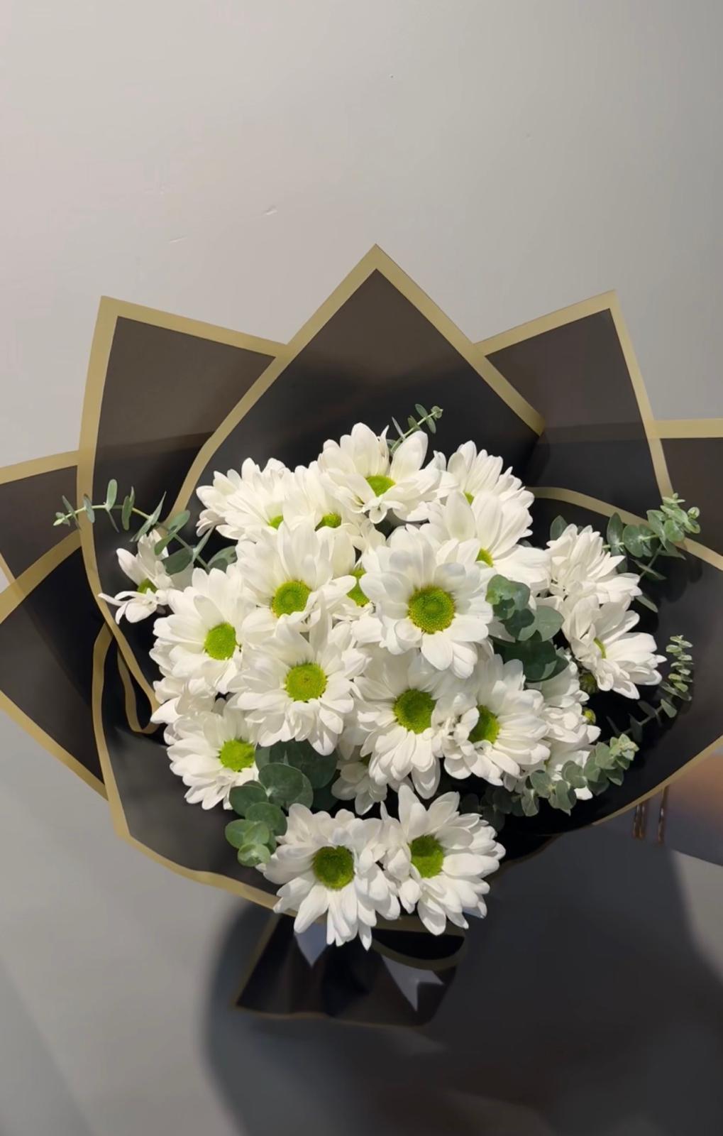 Beyaz papatya buketi, siyah ve altın ambalajda, Floral Garden Sakarya