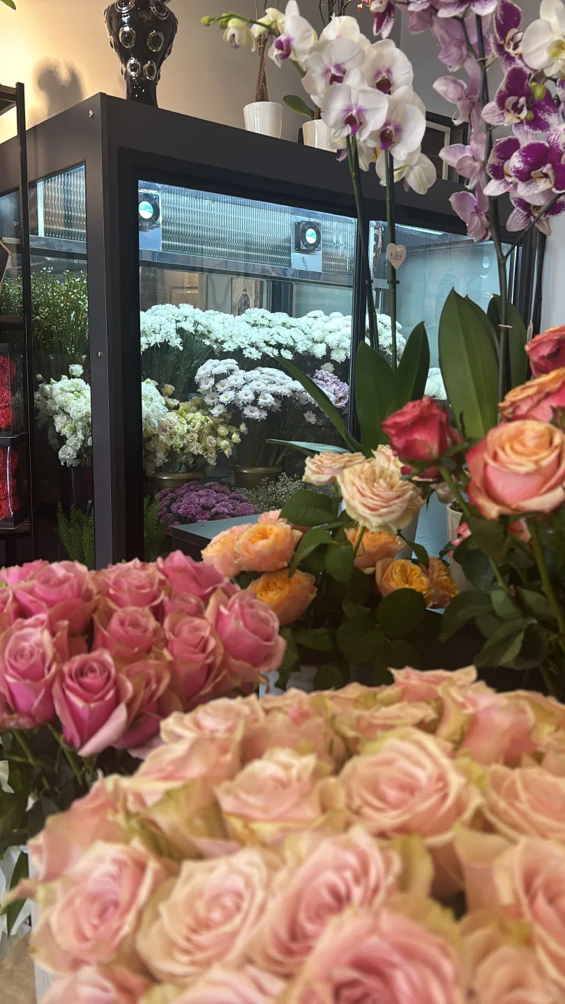 Şeftali ve pembe tonlarında gül aranjmanları